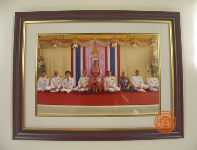 ภาพสมเด็จพระเทพรัตนราชสุดาฯ สยามบรมราชกุมารี ทรงฉายร่วมกับ ดร.กฤษณพงศ์ และคณะผู้บริหาร